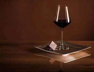 LINDT EXCELLENCE SEA SALT COM PINOT NOIR