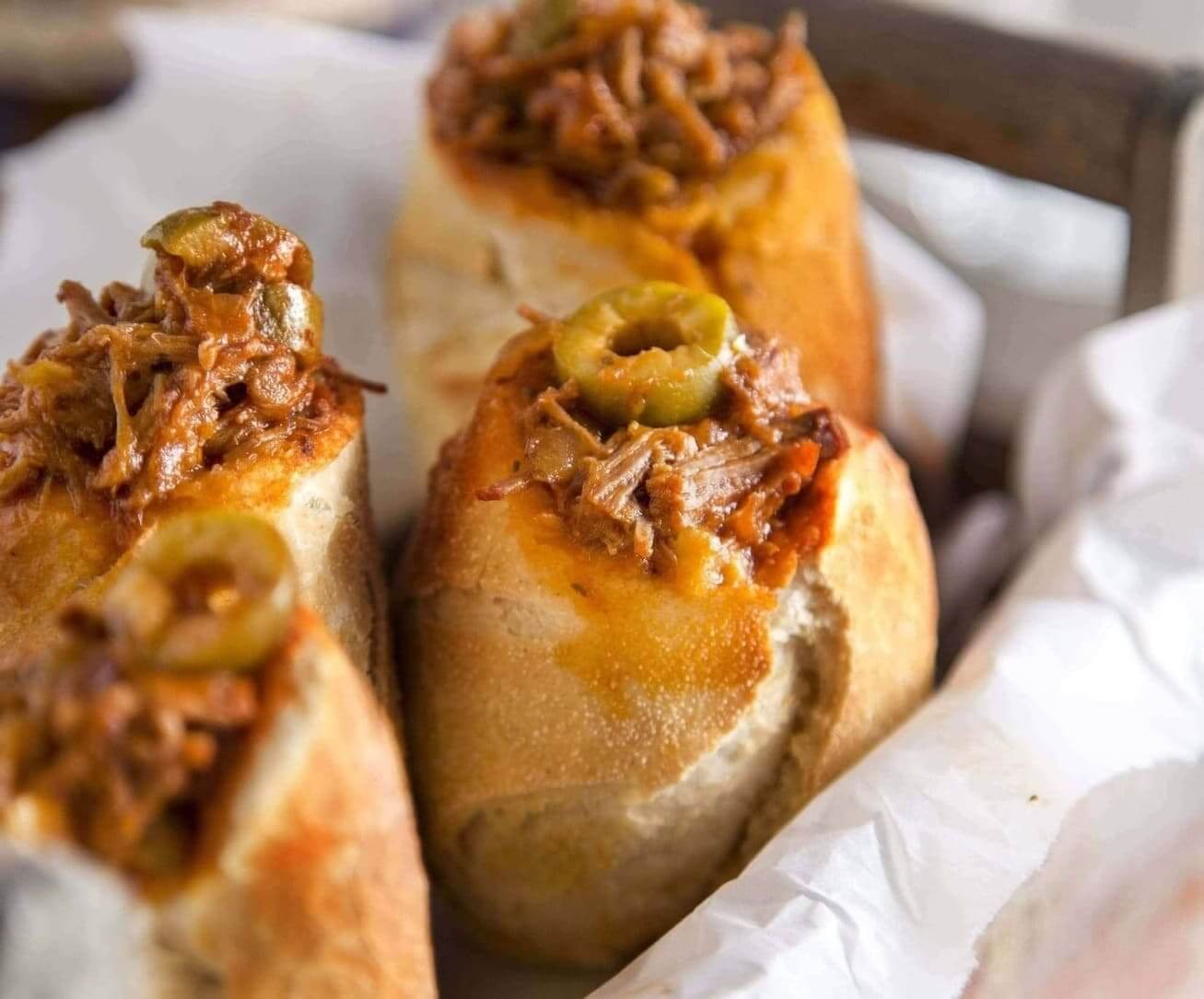 sanduíches de carne louca feitos com pão francês