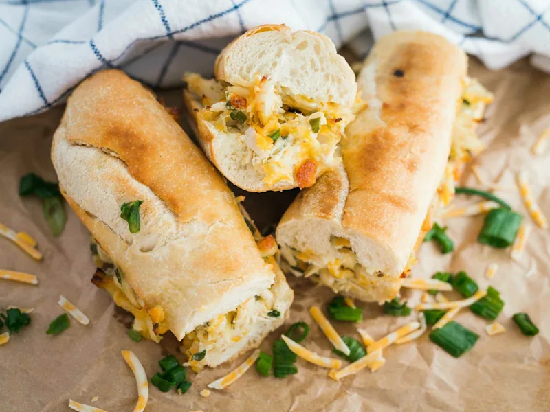 pão francês gratinado com frango cremoso