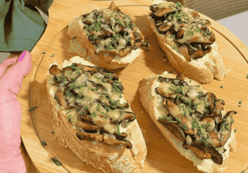 sanduíche com cogumelos salteados e queijo