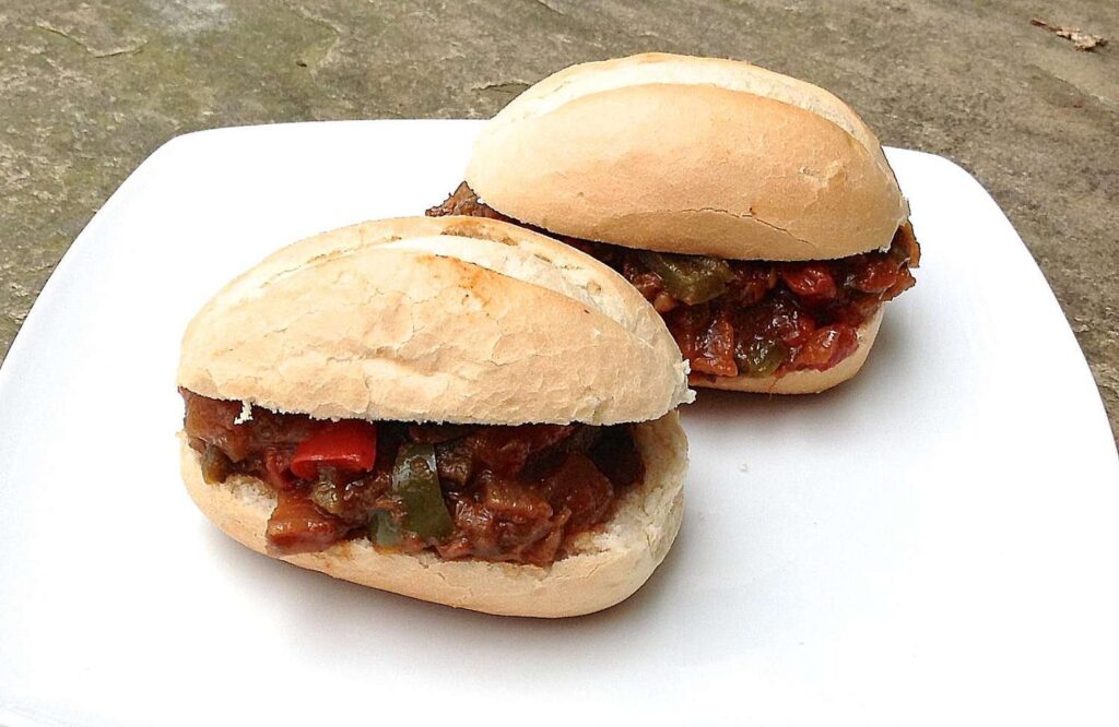 sanduíche de carne louca para celebrar o dia do pão francês